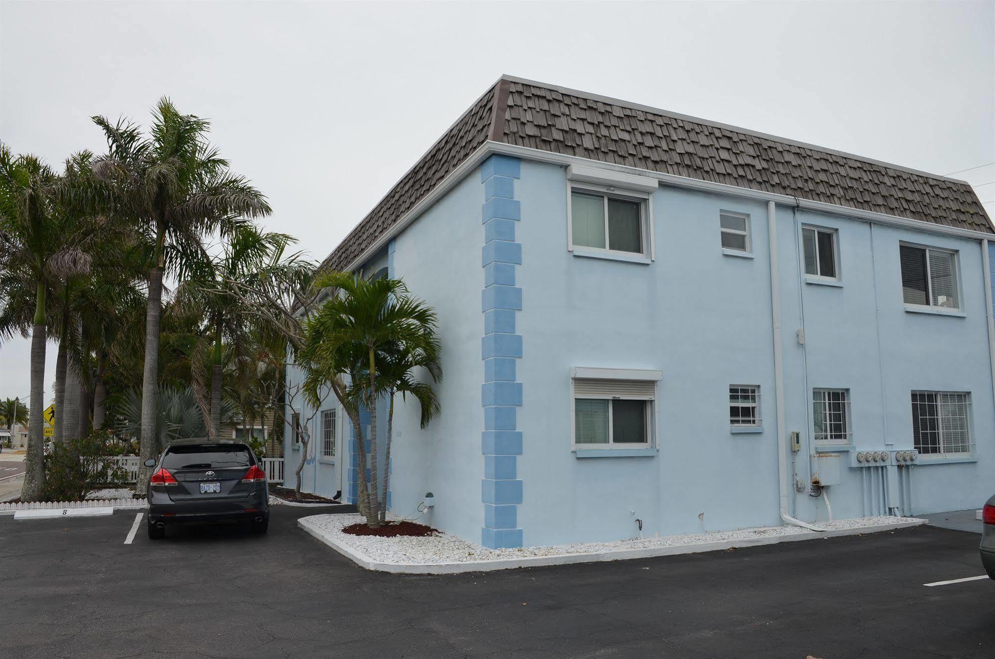 Twins Inn & Apartments St. Pete Beach Exterior photo
