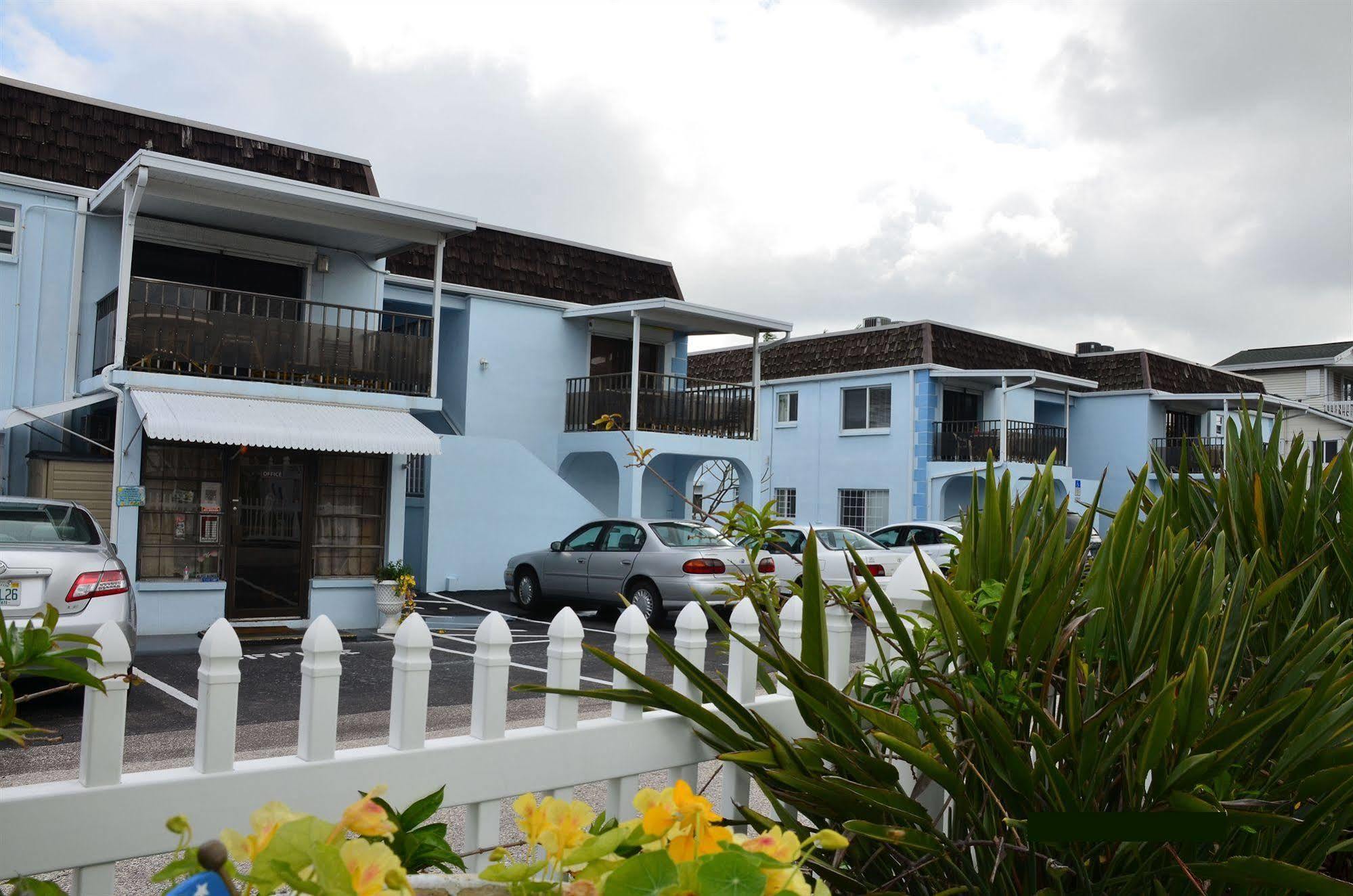 Twins Inn & Apartments St. Pete Beach Exterior photo